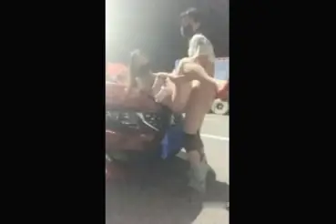 Dientot Brutal di Atas Kap Mobil Panas Gila